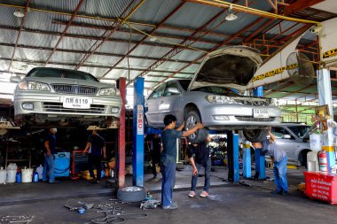 Tayland - Ekim 15, 2016:Car mekanik kontrol ve bakım 