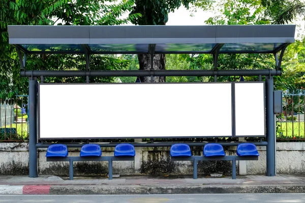 Reklam alanı olan otobüs durağı.