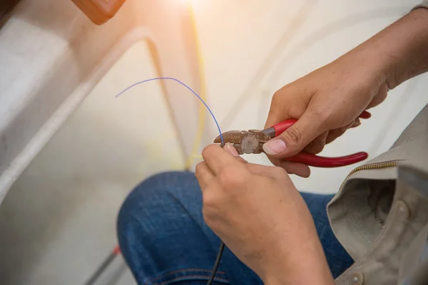 Os técnicos estão cortando cabos de fibra óptica . — Fotografia de Stock