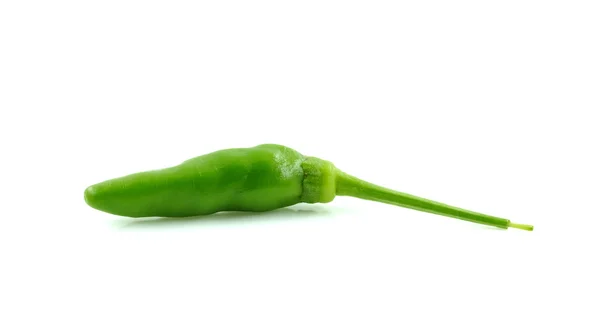Frischer grüner Paprika auf weißem Hintergrund. — Stockfoto