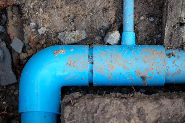 Instale tubos de água de PVC azul no chão . — Fotografia de Stock