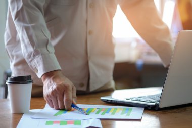 İş, adam çalışan office grafik verilerini analiz ve c kullanarak