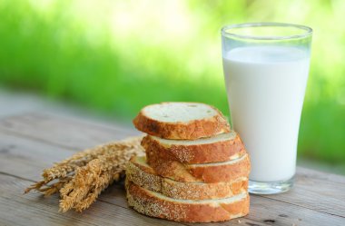 Ekmek kesme bulanık adet ahşap masa, yeşil cama süt ile 