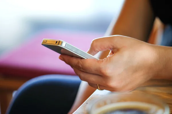 Kadınlar akıllı cep telefonları oynuyorlar.