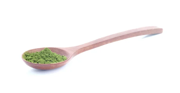 Té verde en polvo en cuchara de madera sobre fondo blanco . — Foto de Stock