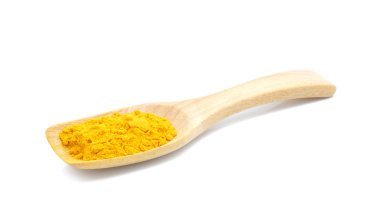 Zerdeçal tozu tahta kaşık beyaz arka plan üzerinde.