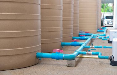 Tank için pompadan mavi su boru montajı.