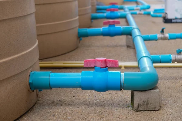 Instalação de tubulação de água azul da bomba ao tanque . — Fotografia de Stock