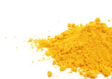Beyaz arkaplanda zerdeçal tozu.