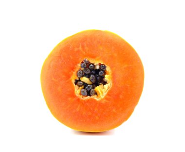 Papaya dilim beyaz zemin üzerine.
