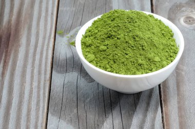 Ahşap zemin üzerinde beyaz çay tozu.