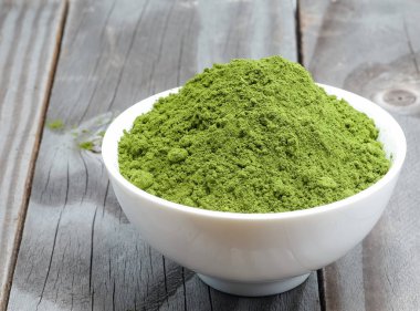 Ahşap zemin üzerinde beyaz çay tozu.