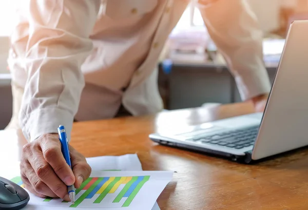 Pen in hand, Man office staff are analyzing graphs. — Stock Photo, Image