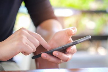 Beyaz bir smartphone tutan el.