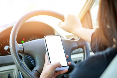 Sürüş sırasında bir akıllı telefon kullanan kadın.