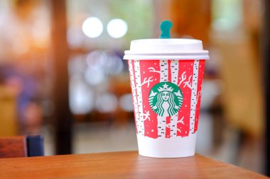 Chiangmai, Tayland - 16 Aralık 2016: Starbucks kağıt bardak tak
