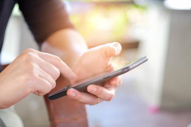 Beyaz bir smartphone tutan el.