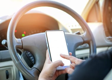 Sürüş sırasında bir akıllı telefon kullanan kadın.