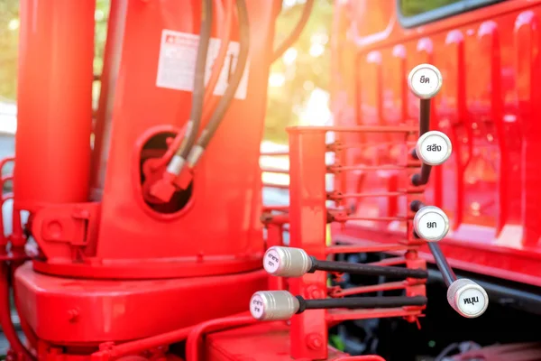 Händer kontrollerade hydraulik crane. — Stockfoto