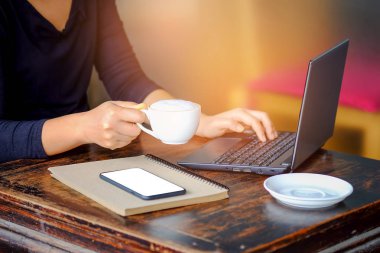 İnsanların çalışma dizüstü iş bilgisayarı ve dizüstü akıllı telefon.