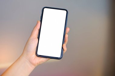 Akıllı telefon el üzerinde bulanık arka plan.