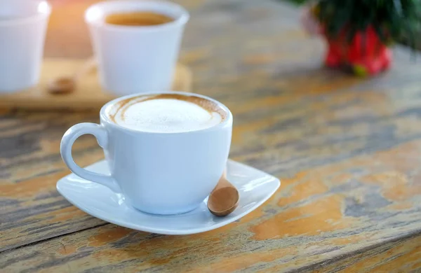 Pozdní bílý šálek na kávu na dřevěné. — Stock fotografie