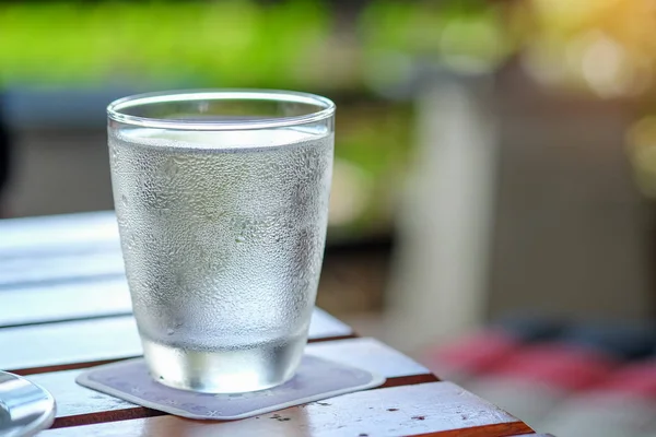 Bicchiere d'acqua su tavolo di legno . — Foto Stock