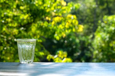 Cam su ahşap tablo.