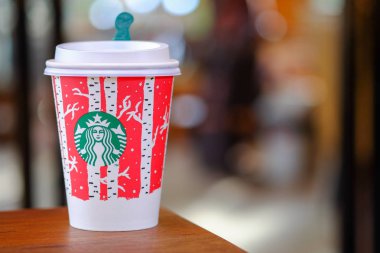 Chiangmai, Tayland - 16 Aralık 2016: Starbucks kağıt bardak tak