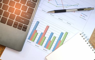 Dizüstü bilgisayar ile verileri çözümlemek için grafik üzerinde el.