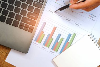 Dizüstü bilgisayar ile verileri çözümlemek için grafik üzerinde el.