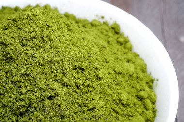 Ahşap zemin üzerinde beyaz çay tozu.