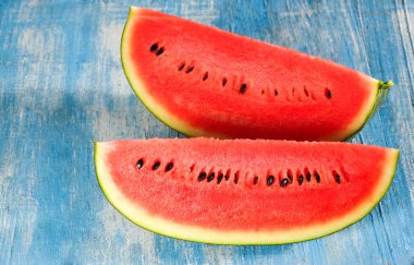 Karpuz dilimi mavi ahşap .