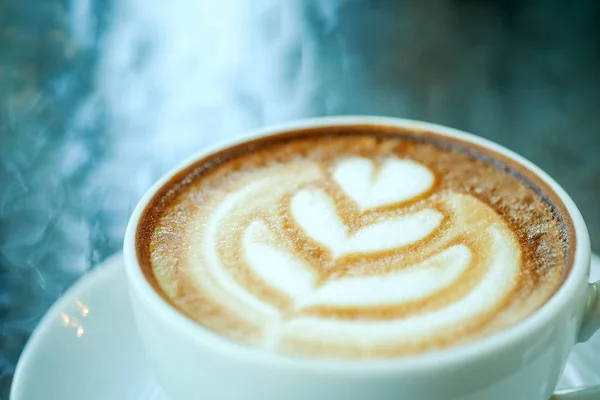 Καρδιά καφέ latte κινηματογράφηση σε πρώτο πλάνο. — Φωτογραφία Αρχείου