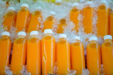 Taze portakal suyu için satmak yerel piyasada.