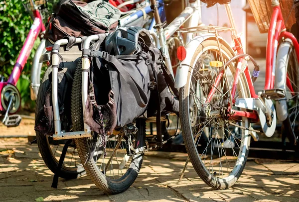 Fahrrad auf dem Parkplatz abgestellt. — Stockfoto