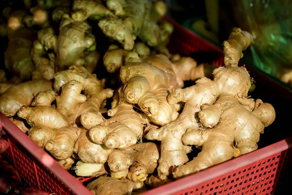 Имбирь на рынке органических овощей . — стоковое фото