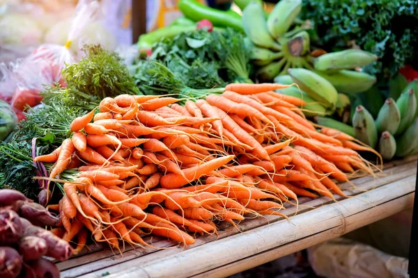 Marchew w rynku ekologicznych warzyw. — Zdjęcie stockowe