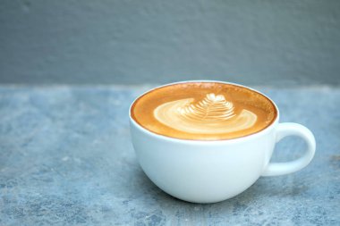 Kahve ağacı kahve Kupası bırakır.