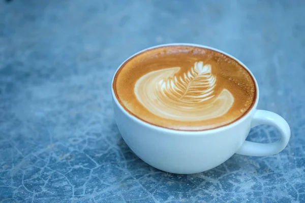 Latte folhas árvore xícara de café . — Fotografia de Stock