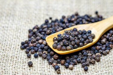 Tahta kaşık karabiber tohumu.