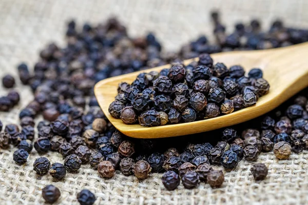 Tahta kaşık karabiber tohumu.