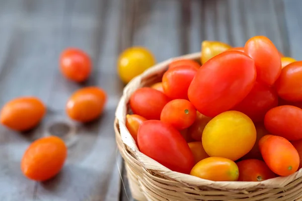 Tomate dans un panier en bambou . — Photo