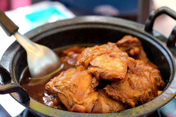Bir tencerede kavrulmuş tavuk.