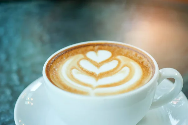 Kahve kalp latte portre. — Stok fotoğraf