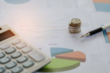 Kavram businness, sikke ve hesap makinesi grafik üzerinde yer.