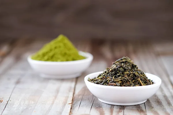 Αποξηραμένα τσάι με σκόνη πράσινο τσάι στο φλιτζάνι λευκό. — Φωτογραφία Αρχείου
