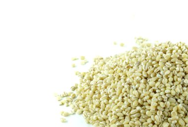 beyaz zemin üzerine arpa.