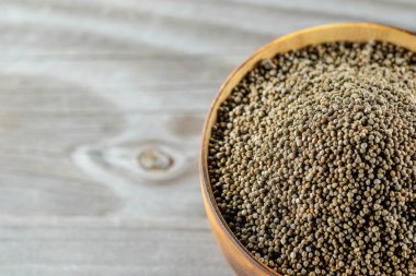 Perilla frutescens veya susam ahşap kase.