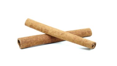 Beyaz arkaplanda tarçın.